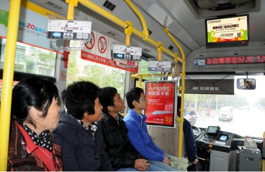 全城A檔15條公交線路400臺公交車,每天30-45次循環(huán)播出